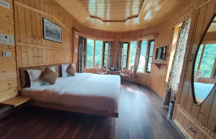 Hotel with meeting room in laripora, pahalgam - bombay palace