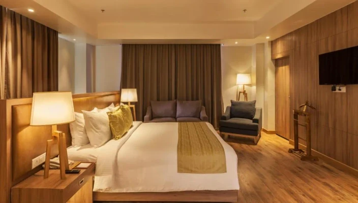 hotel with swimming pool in gandhi maidan road, patna - lemon tree premier patna