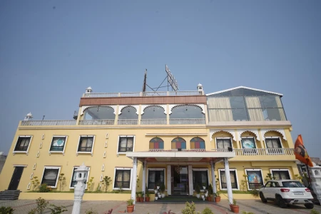 hotel with free parking in pithampur, pithampur - deotel inn pithampur