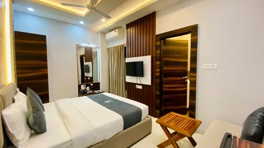 hotel near pithampur airport - hotel madhur