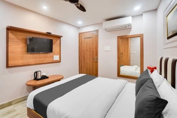 hotel with free parking in miurabad, prayagraj - hotel akshardham palace inn