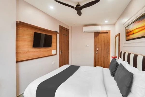 hotel in miurabad, prayagraj for family - hotel akshardham palace inn