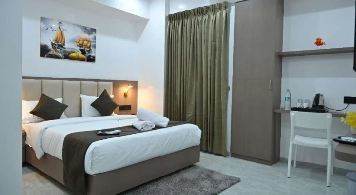 hotel near pune airport - hotel city center executive