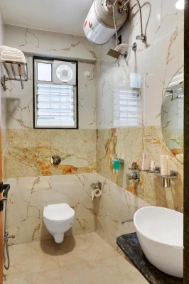 hotel with bar in baner, pune - hotel palm suites