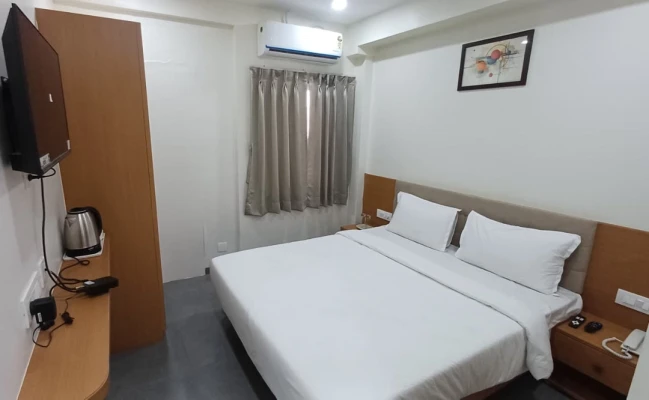 hotel near pune railway station - hotel reset suites