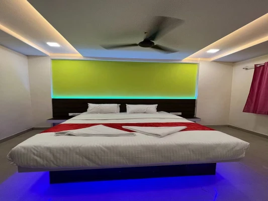 hotel with meeting room in satara road, pune - hotel sayba inn