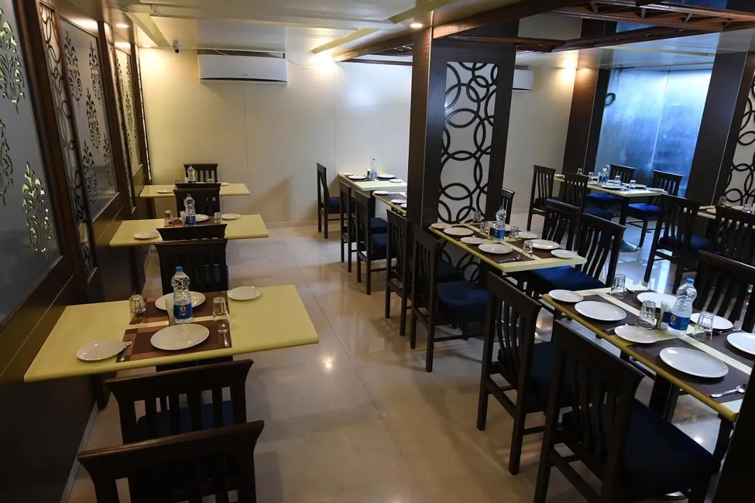 hotel with bar in akurdi, pune - kyriad hotel pimpri