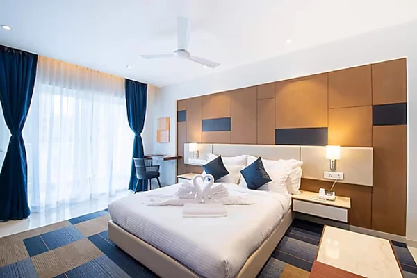hotel with free parking in kharadi, pune - staybird b suite bussiness hotel kharadi