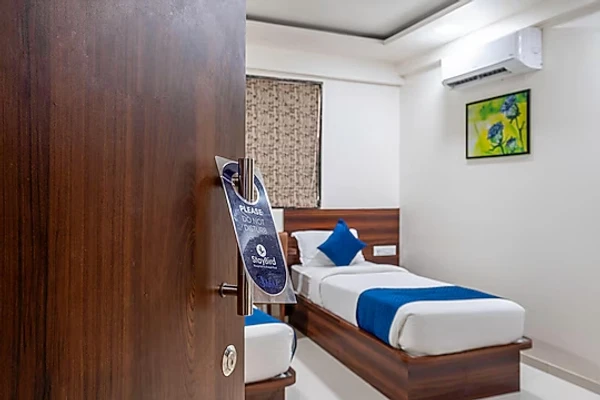 hotel with free parking in kharadi, pune - staybird - nest
