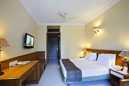 hotel with gym in bhandarkar road, pune - trance oakwood hotel