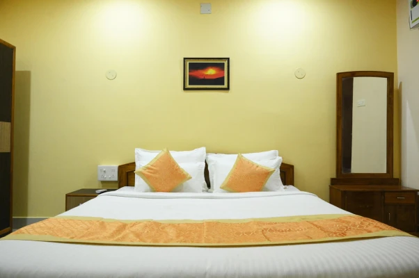 hotel with bar in baliapanda, puri - silicon inn by suviraj hotels