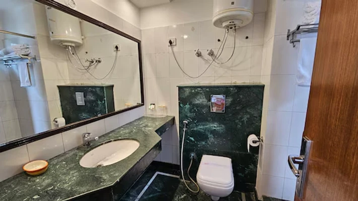 jacuzzi hotel in bhatrojkhan, ranikhet - ecko woodsvilla resort