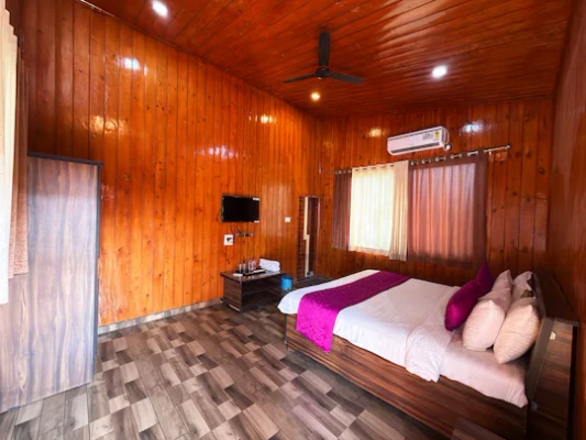 hotel near saputara railway station - daksh the valley resort saputara