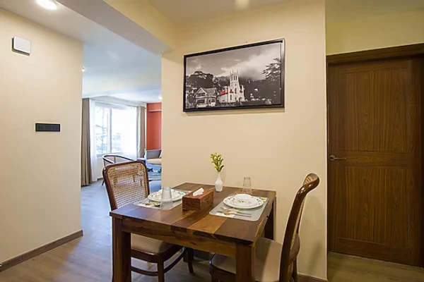 hotel with bar in chota shimla, shimla - alaya stays baljees melville divine 1 bhk with balcony & breathtaking view