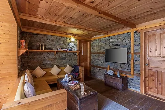 hotel with meeting room in narkanda, shimla - elivaas skylounge pet friendly 4bhk with sauna & garden near haku temple shimla