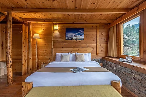 hotel with bar in narkanda, shimla - elivaas skylounge pet friendly 4bhk with sauna & garden near haku temple shimla