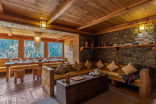 jacuzzi hotel in narkanda, shimla - everly pet-friendly traditional 1bhk with attic, sauna & garden shimla