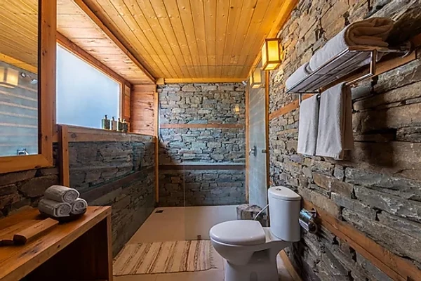 hotel in narkanda, shimla for family - everly pet-friendly traditional 1bhk with attic, sauna & garden shimla
