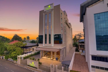 hotel with free parking in railway station, thiruvananthapuram - lemon tree premier thiruvananthapuram