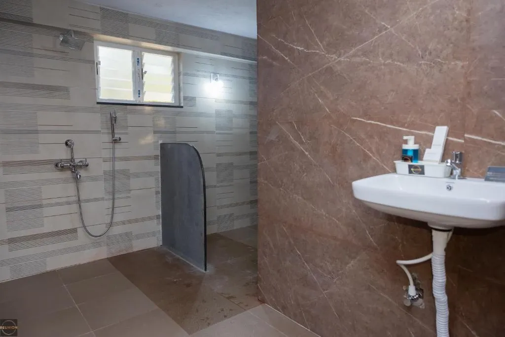 budget hotel in venpalavattom, thiruvananthapuram - ocean waves villa