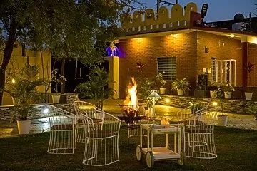 hotel in badgaon, udaipur for family - alaya stays roohmon's 5 bhk with private pool, garden & bar