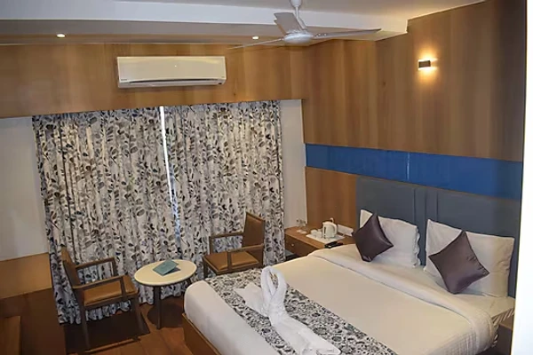 family hotel with pool in udaipole, udaipur - hotel mumbai house express udaipur