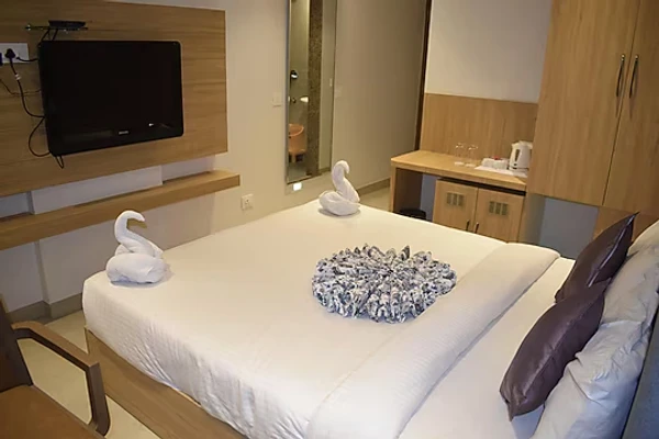 family hotel with pool in udaipole, udaipur - hotel mumbai house express udaipur