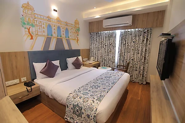 hotel with swimming pool in udaipole, udaipur - hotel mumbai house express udaipur