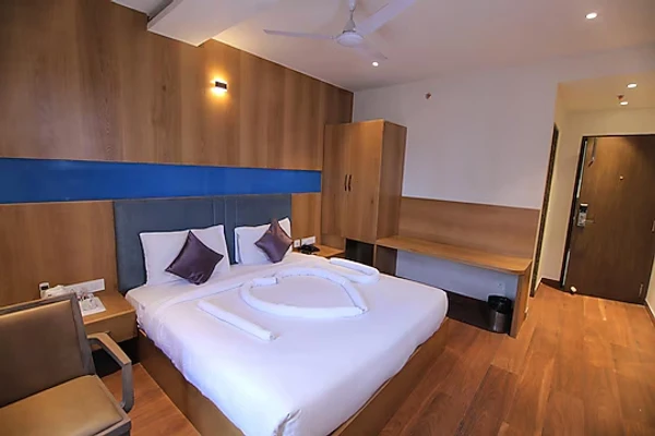hotel with free parking in udaipole, udaipur - hotel mumbai house express udaipur