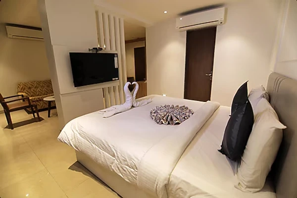 family hotel with pool in udaipole, udaipur - hotel mumbai house express udaipur