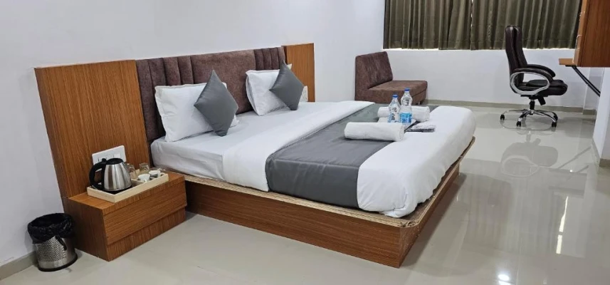 hotel with banquet hall in bhayli, vadodara - hotel 4 season