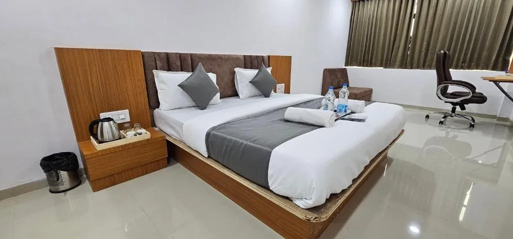 hotel with swimming pool in bhayli, vadodara - hotel 4 season
