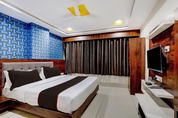 family hotel with pool in fatehgunj, vadodara - hotel lotus gold