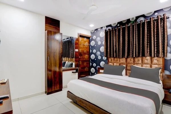 hotel with meeting room in fatehgunj, vadodara - hotel lotus gold