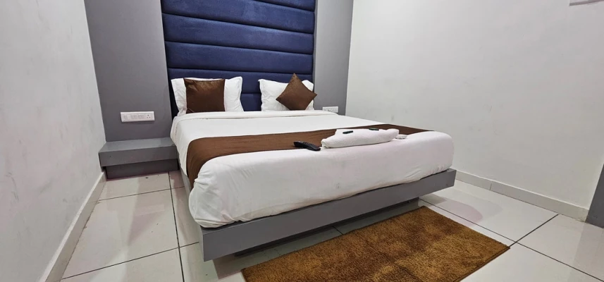 hotel with banquet hall in karelibaug, vadodara - hotel s s town