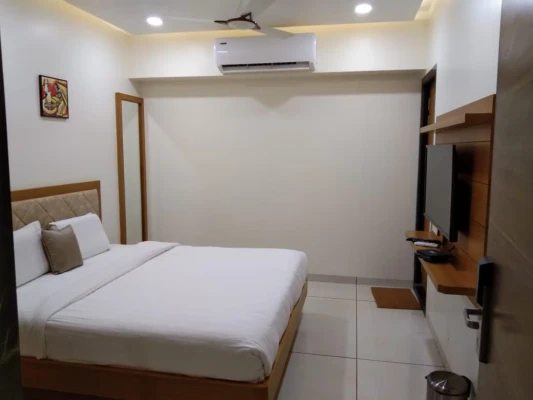 hotel with meeting room in makarpura, vadodara - hotel vr inn