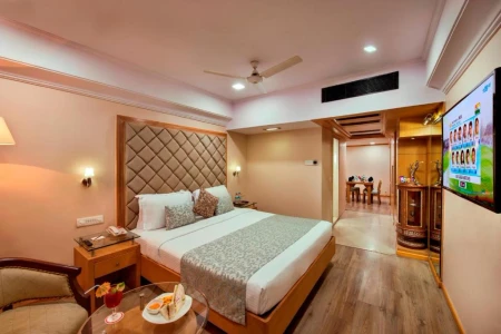 hotel with swimming pool in sayajiganj, vadodara - lords inn vadodara