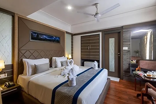 hotel in sayajiganj, vadodara for family - pravasa stay vadodara