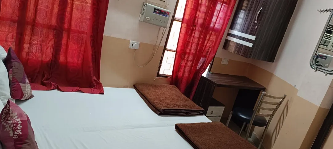 jacuzzi hotel in godowliya-luxa road, varanasi - hotel h m international