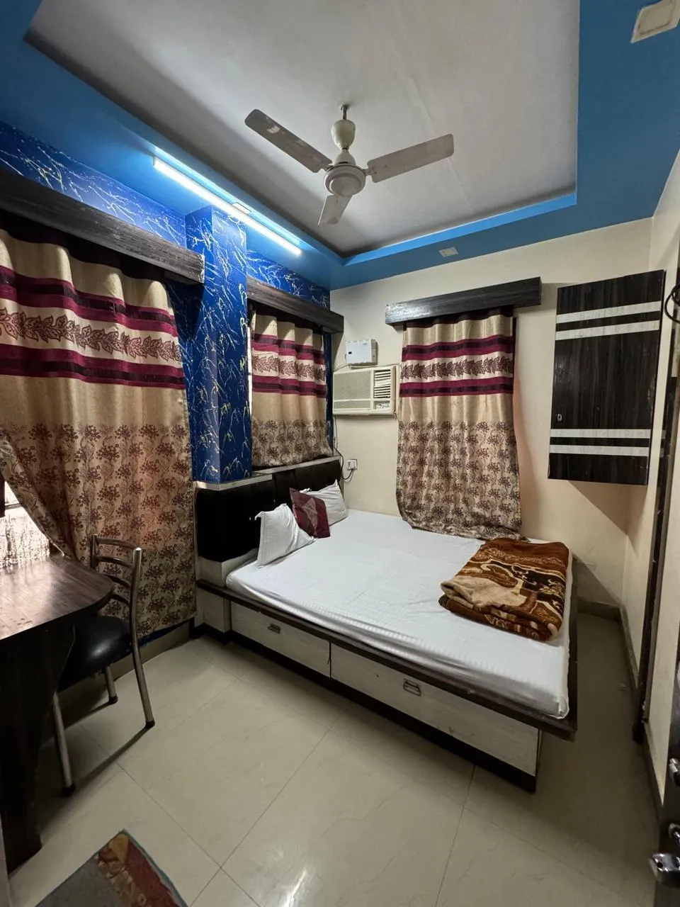 hotel with bar in godowliya-luxa road, varanasi - hotel h m international