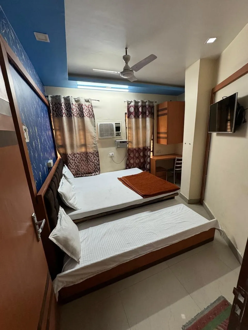 3 star hotel in godowliya-luxa road, varanasi - hotel h m international