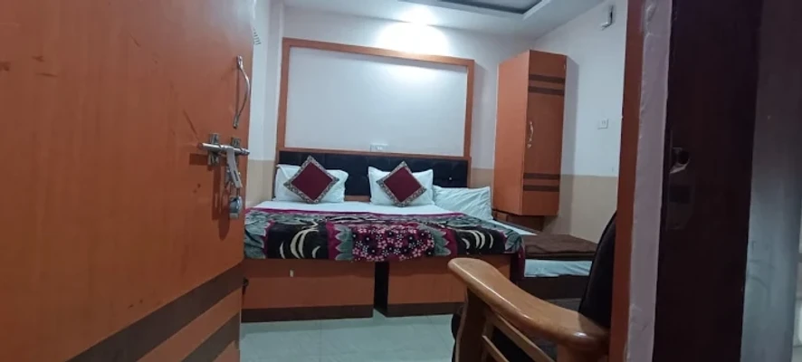 day time hotels in hotel h m international varanasi