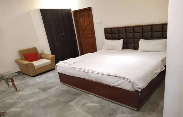 hotels for few hours in the pulick home varanasi