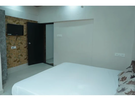 hotel near varanasi airport - the royal green residency