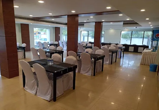 hotel near velankanni railway station - daffodil inn