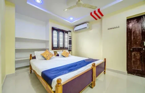 Hotel with free parking in bemeshwara temple, vemulawada - sharavana lodge