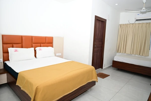 hotel with bar in benz circle, vijayawada - hotel divi grand