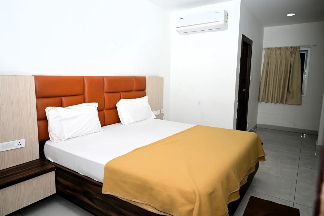 hotel with bar in benz circle, vijayawada - hotel divi grand