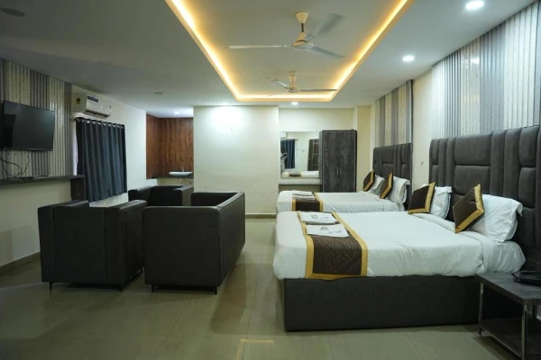 hotel with banquet hall in gandhi nagar, vijayawada - hotel savithas grand
