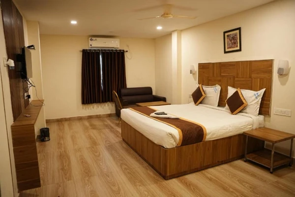 hotel with banquet hall in gandhi nagar, vijayawada - hotel savithas grand
